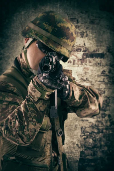 Young soldiers with guns — Stock Photo, Image