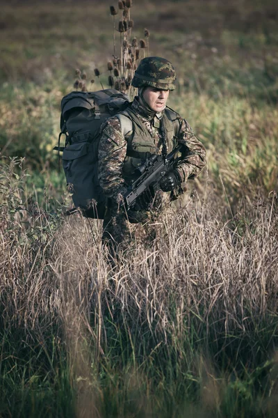 Soldat im Krieg im Sumpf — Stockfoto