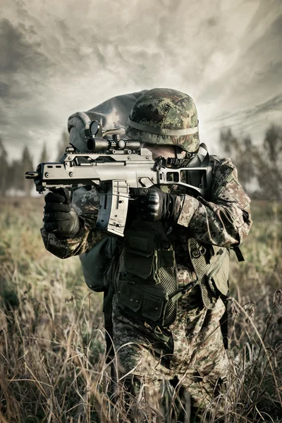 Żołnierz w wojnie w bagnie — Zdjęcie stockowe
