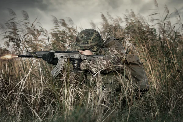 Soldado em guerra no pântano — Fotografia de Stock