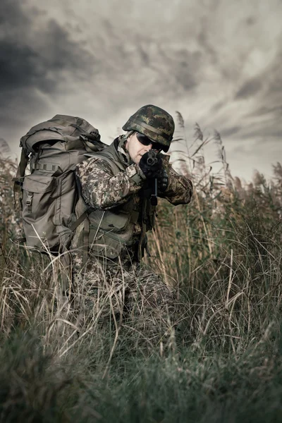 Soldado en guerra en el pantano — Foto de Stock