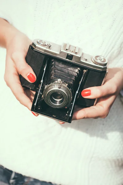 Jovem com uma câmera retro — Fotografia de Stock