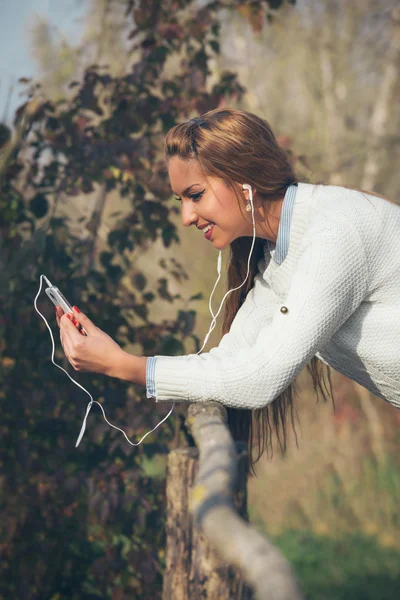 Young beautiful girl listening to music — Stock Photo, Image