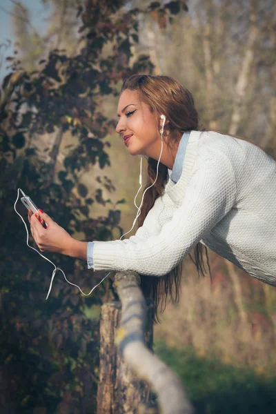 音楽を聴く若い美しい女の子 — ストック写真
