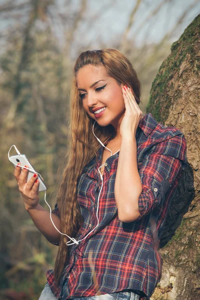 Young beautiful girl listening to music — Stock Photo, Image