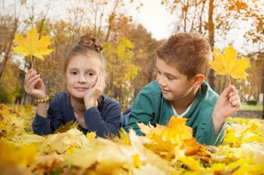 altın yaprak üzerinde yatan çocuk