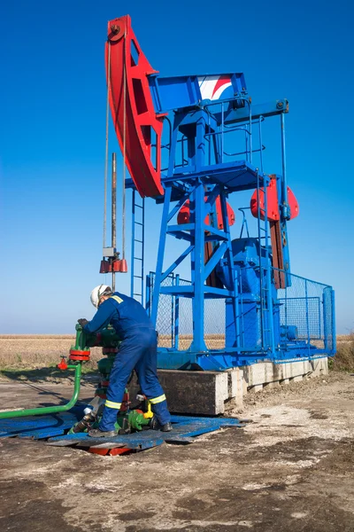 Pompa olio controllo operatore petrolifero — Foto Stock