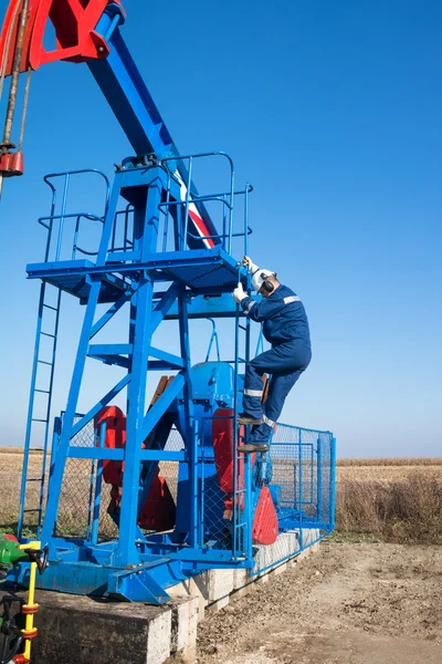 Travailleur huile vérifier pompe à huile — Photo