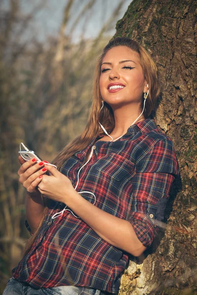 Young beautiful girl listening to music — Stock Photo, Image