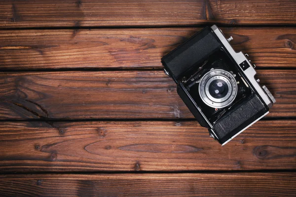 Câmera vintage em fundo de madeira — Fotografia de Stock