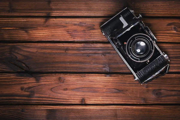 木製の背景にヴィンテージカメラ — ストック写真