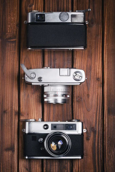 Vintage camera op houten achtergrond — Stockfoto