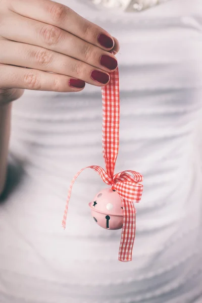 Händer som håller Christmas ornament — Stockfoto