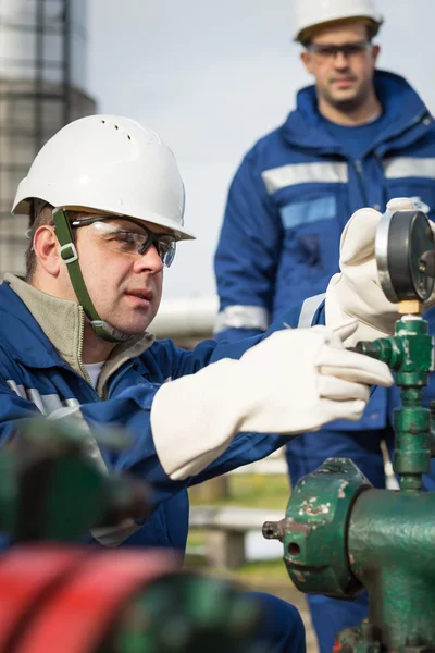 Two engineer oil industry — Stock Photo, Image