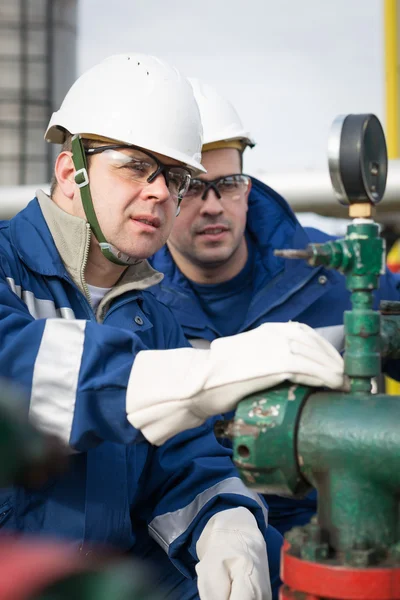 Два инженера нефтяной промышленности — стоковое фото