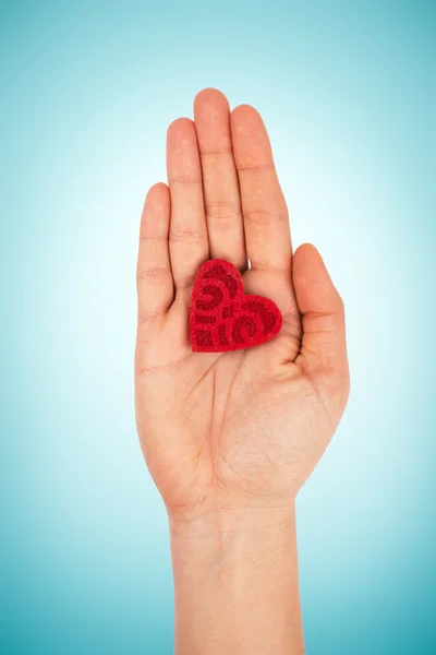 Manos sosteniendo el corazón rojo —  Fotos de Stock