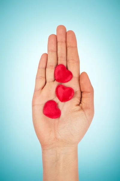 Manos sosteniendo el corazón rojo —  Fotos de Stock