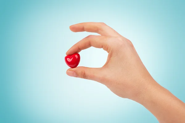 Manos sosteniendo el corazón rojo —  Fotos de Stock