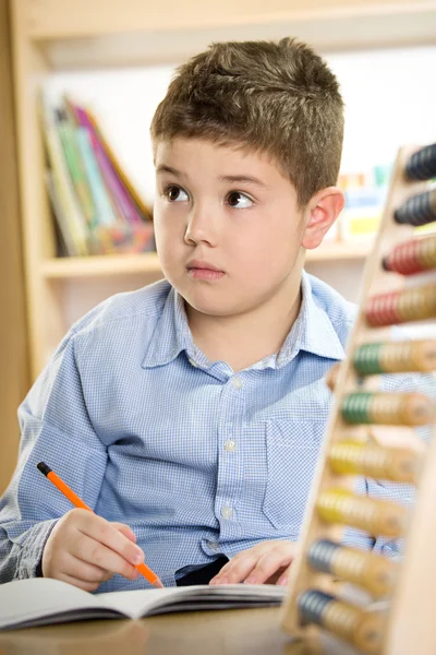 Chlapec ve škole — Stock fotografie