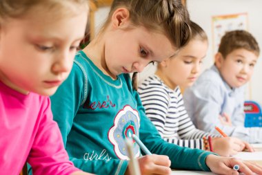 Genç öğrenciler vurgulayıcılar ile çizim