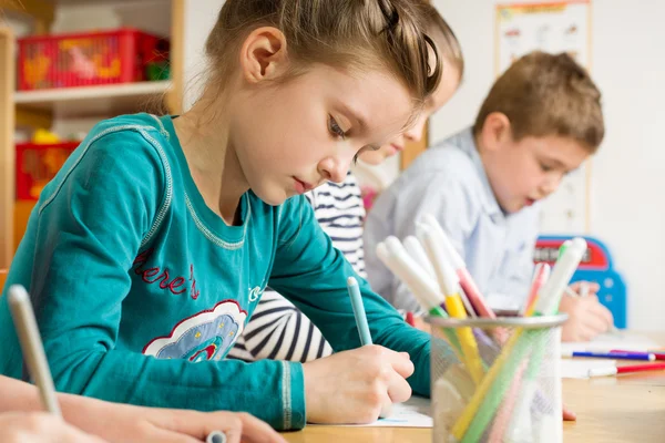 Junior leerlingen tekenen met markeerstiften — Stockfoto