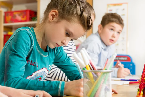 Junior leerlingen tekenen met markeerstiften — Stockfoto