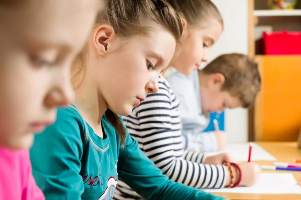 Junior leerlingen tekenen met markeerstiften — Stockfoto