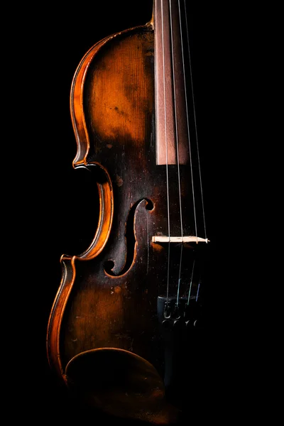 Violino vintage em fundo preto — Fotografia de Stock