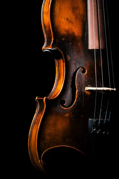 Violino vintage em fundo preto — Fotografia de Stock