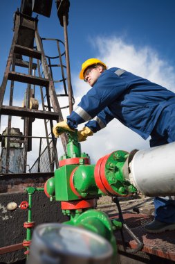 Petrol sahası üzerinde çalışan