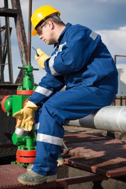 Petrol sahası üzerinde çalışan