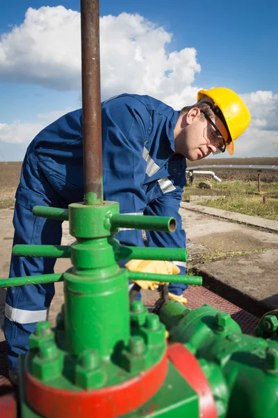 Trabalhador no campo de petróleo — Fotografia de Stock