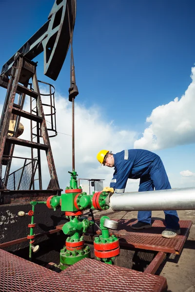 Trabalhador no campo de petróleo — Fotografia de Stock