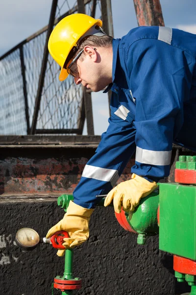 Lavoratore del giacimento petrolifero — Foto Stock