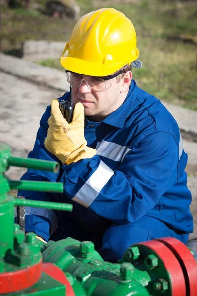 Werknemer op het olieveld — Stockfoto