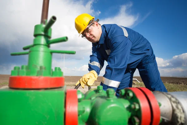 Arbetare på fältet olja — Stockfoto