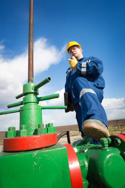 Dělník na ropného pole — Stock fotografie