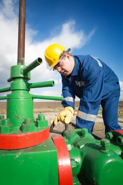 Arbeiter auf dem Ölfeld — Stockfoto