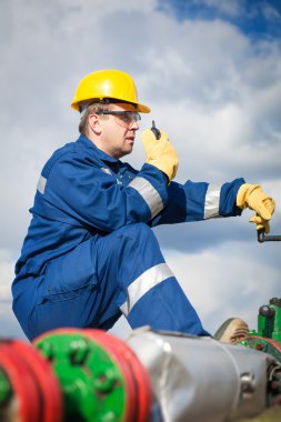 Petrol sahası üzerinde çalışan
