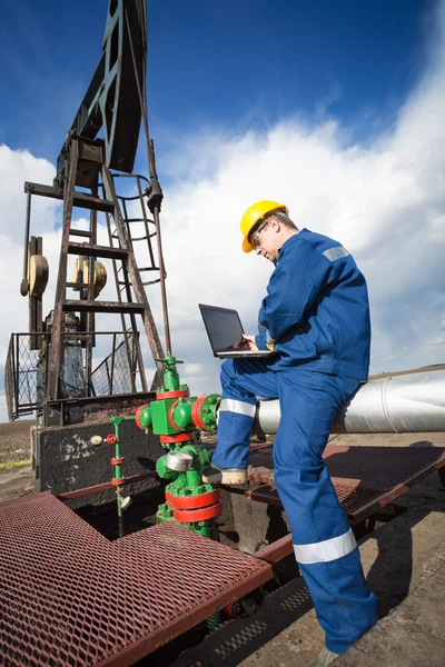 Petrol sahası üzerinde çalışan