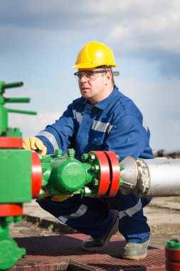 Petrol sahası üzerinde çalışan