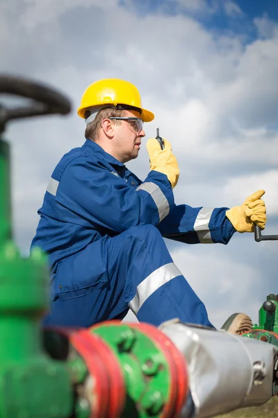 Travailleur sur le champ pétrolifère — Photo