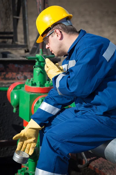 Trabajador en el campo petrolero — Foto de Stock