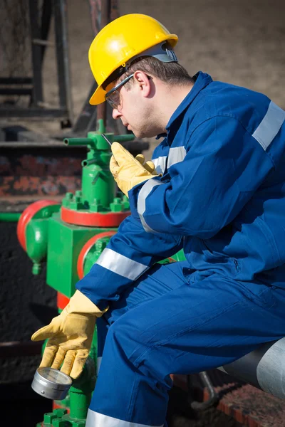 Lavoratore del giacimento petrolifero — Foto Stock