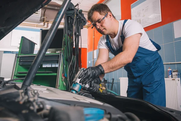 Professional car mechanic working in auto repair service — Stock Photo, Image