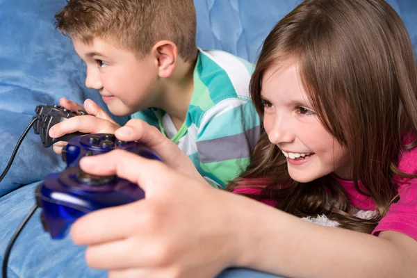 Menina e menino jogando um jogo de vídeo — Fotografia de Stock