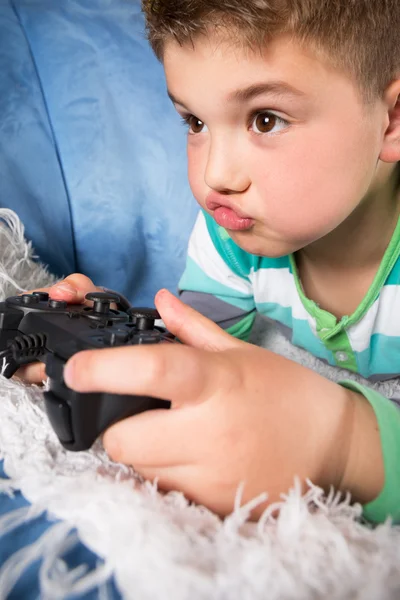 Petit garçon jouer à des jeux vidéo — Photo