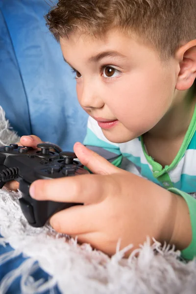小男孩在玩电子游戏 — 图库照片