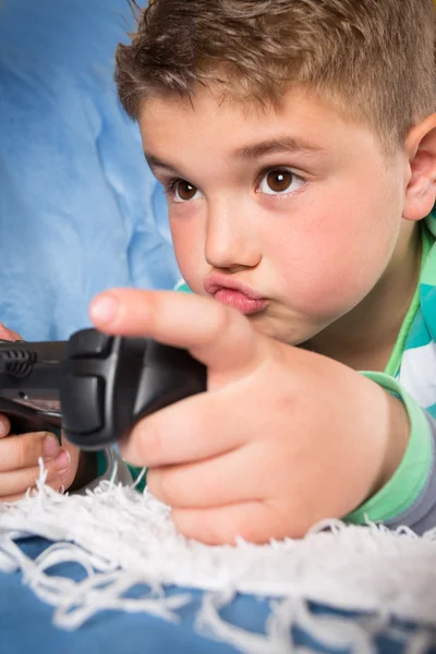 Menino a jogar videojogos — Fotografia de Stock