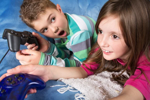 Menina e menino jogando um jogo de vídeo — Fotografia de Stock